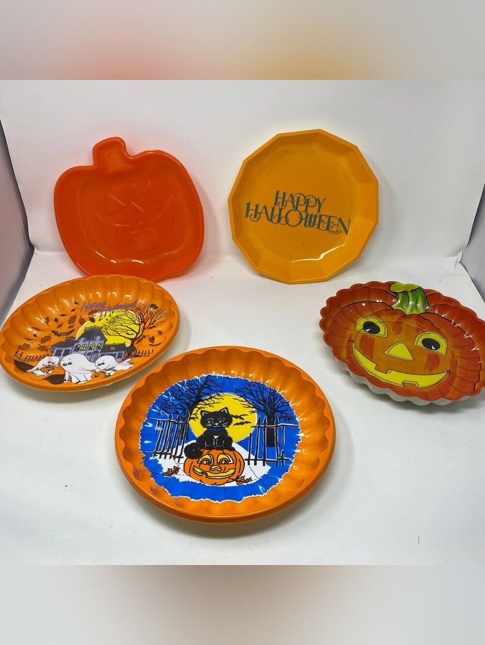Five Vintage Fall Autumn Halloween Plastic Plates Pumpkin Jack-O-Lantern Cat